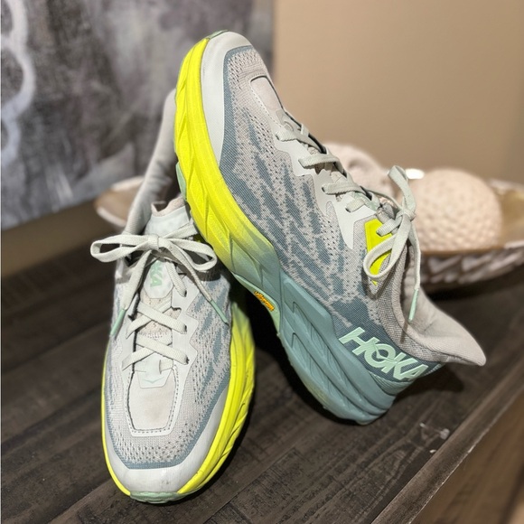 Hoka Shoes - HOKA WOMEN'S TRAIL RUNNING
Speedgoat 5 SZ 10B
